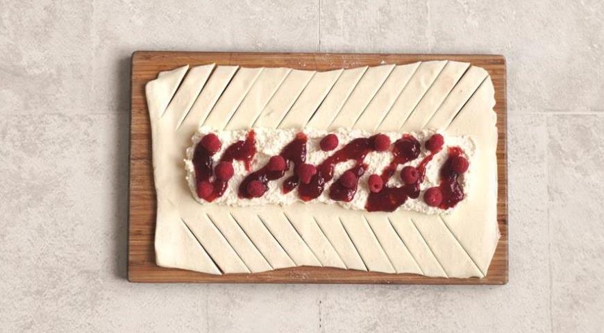Плетенка с творогом и малиной Плетенка с творогом и малиной