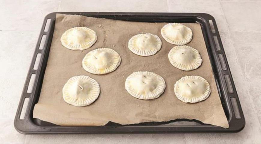 Пирожки с курицей и сыром из готового теста