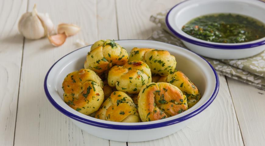 Узелки на сковородке с травами и чесноком Узелки на сковородке с травами и чесноком