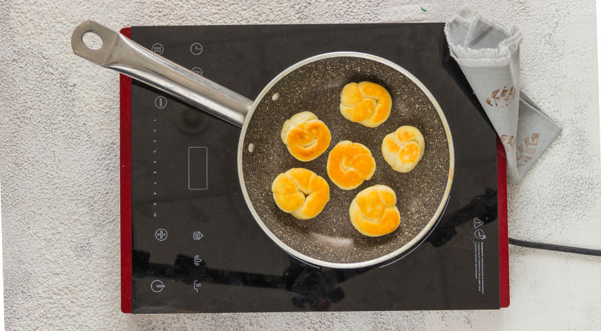 Узелки на сковородке с травами и чесноком Узелки на сковородке с травами и чесноком