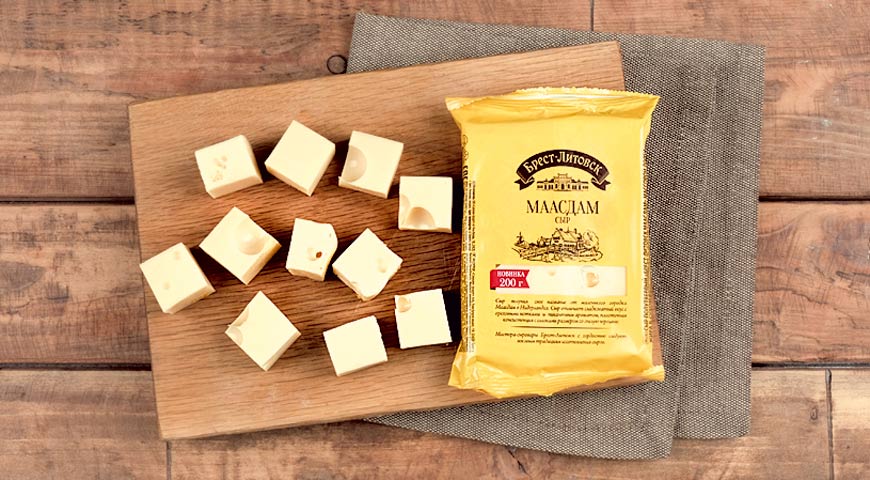 Сырное канапе с соусом из клюквы